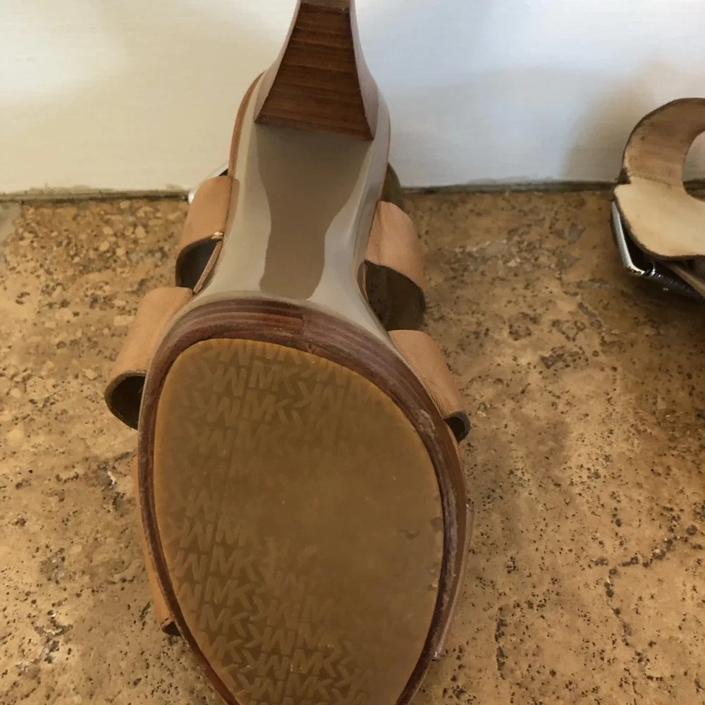 MICHAEL KORS - Y2K CARLA LEATHER BUCKLE PLATFORM HEELS SANDALS + WOMENS/TAN 7